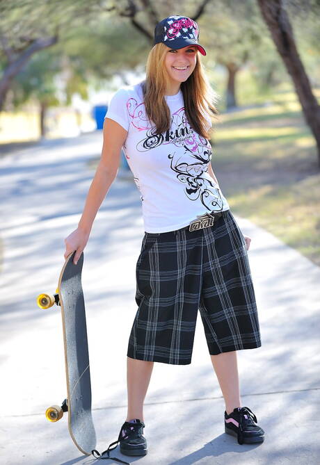 Danielle FTV pleased to share with you a free gallery with Danielle Delaunay exhibit sexy shape